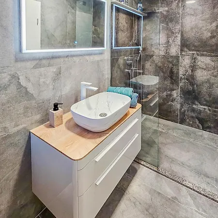Luxury Lorena - Exclusive Private Heated Pool * ドゥギ・ラット