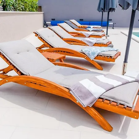 Luxury Lorena - Exclusive Private Heated Pool Apartment