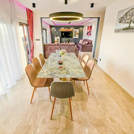 Luxury Lorena - Exclusive Private Heated Pool