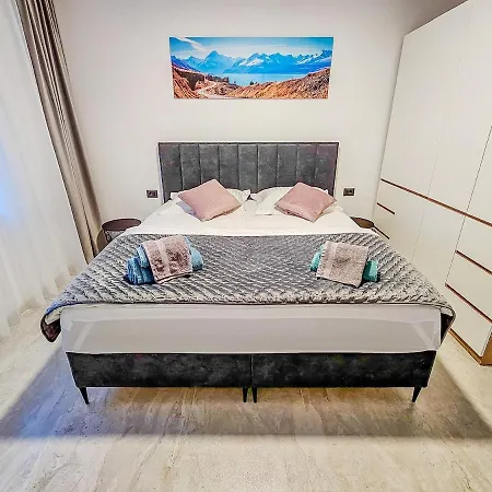 Luxury Lorena - Exclusive Private Heated Pool Apartment