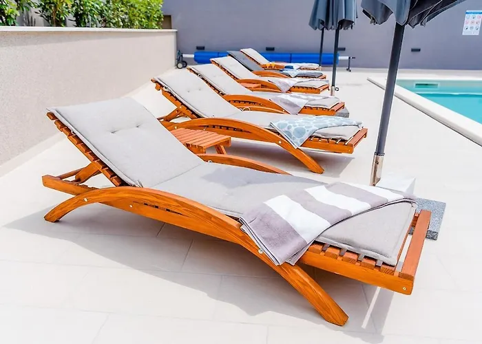 Luxury Lorena - Exclusive Private Heated Pool Apartment
