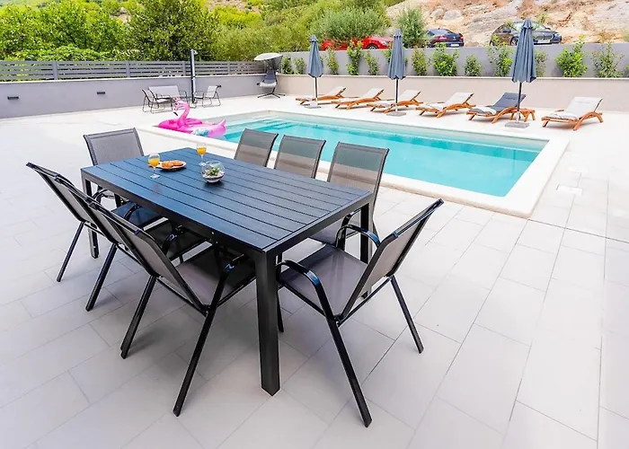 Luxury Lorena - Exclusive Private Heated Pool *