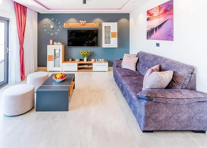 Luxury Lorena - Exclusive Private Heated Pool Apartment *