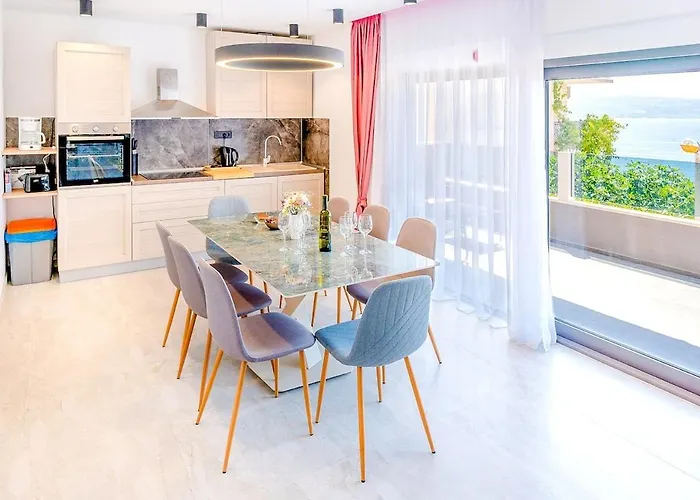 Luxury Lorena - Exclusive Private Heated Pool Apartment *