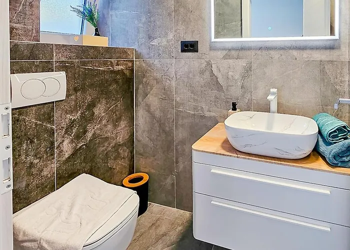 Luxury Lorena - Exclusive Private Heated Pool Apartment