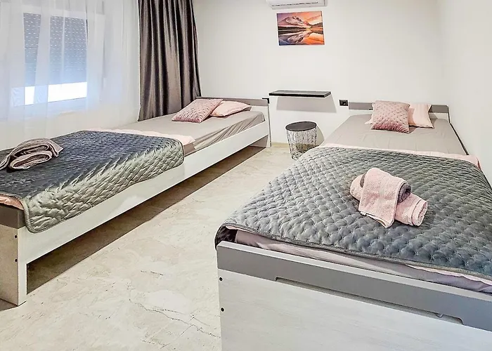 Luxury Lorena - Exclusive Private Heated Pool Apartment *
