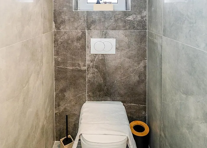 Luxury Lorena - Exclusive Private Heated Pool Apartment