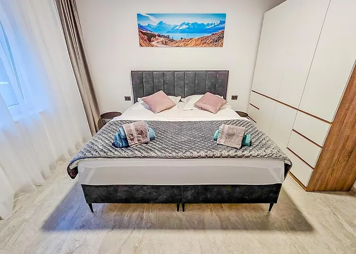 Luxury Lorena - Exclusive Private Heated Pool Apartment